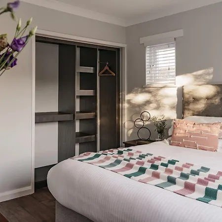 Yewbeck: Brand New, Garden Views Villa