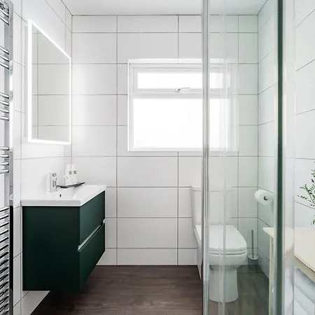 Villa Yewbeck: Brand New, Garden Views *