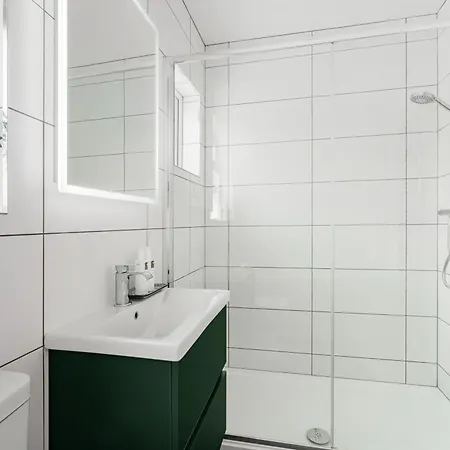 Vila Yewbeck: Brand New, Garden Views