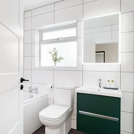 Yewbeck: Brand New, Garden Views Villa