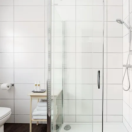 Villa Yewbeck: Brand New, Garden Views