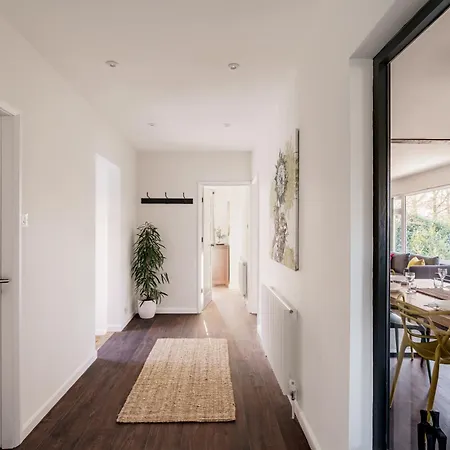 Yewbeck: Brand New, Garden Views Villa Windermere