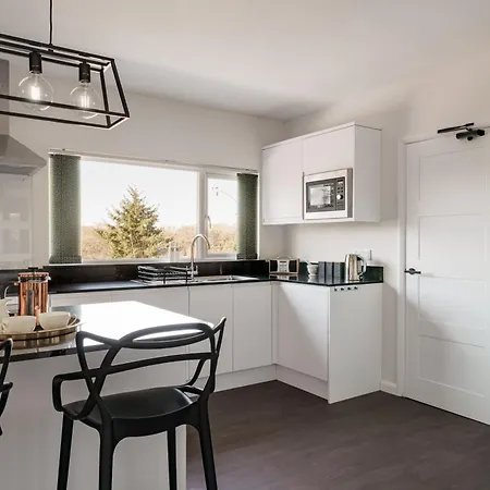 Yewbeck: Brand New, Garden Views Villa