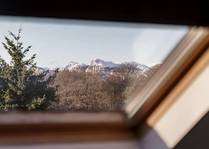 Villa Yewbeck: Brand New, Garden Views *