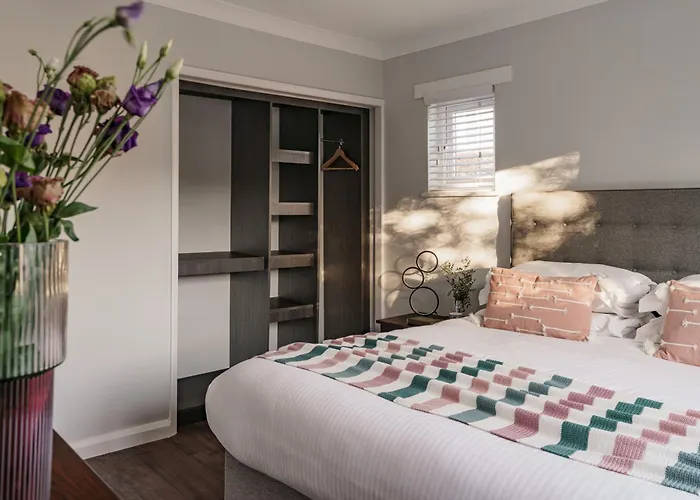 Yewbeck: Brand New, Garden Views Villa