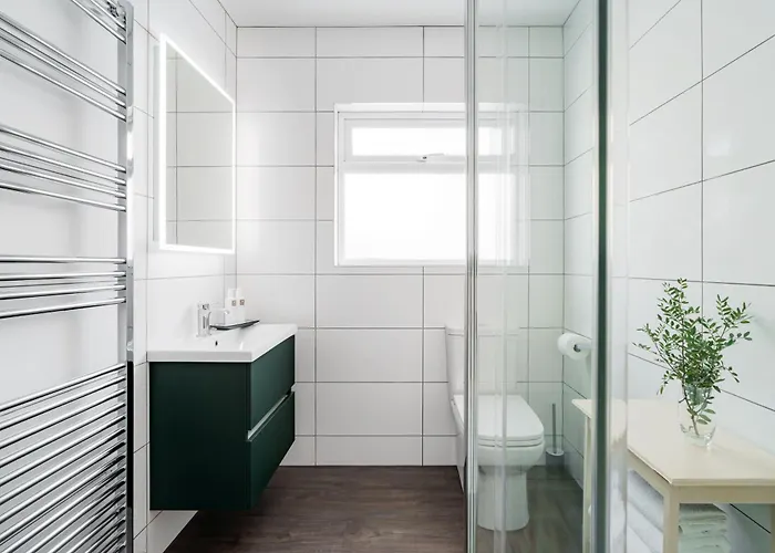 Villa Yewbeck: Brand New, Garden Views *