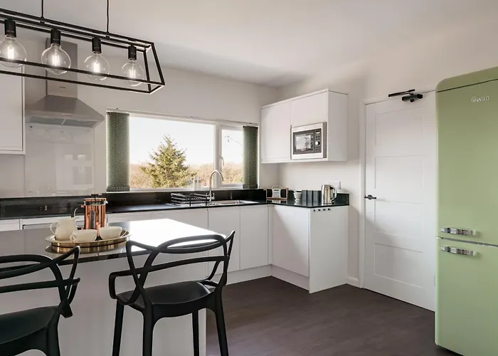 Yewbeck: Brand New, Garden Views Villa