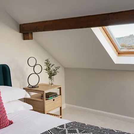 Villa Yewbeck: Brand New, Garden Views